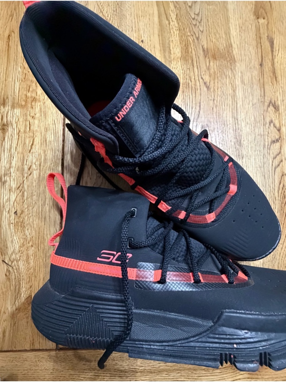 Under Armour Black and Red High-Top Basketball Shoes size -7 Y - Picture 3 of 5